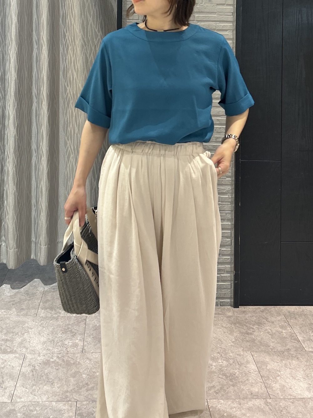 ブルー系のシャツ/ブラウス、ホワイト系のその他パンツ、グレー系のハンドバッグを着用したレディースの夏コーディネートの5枚目の写真