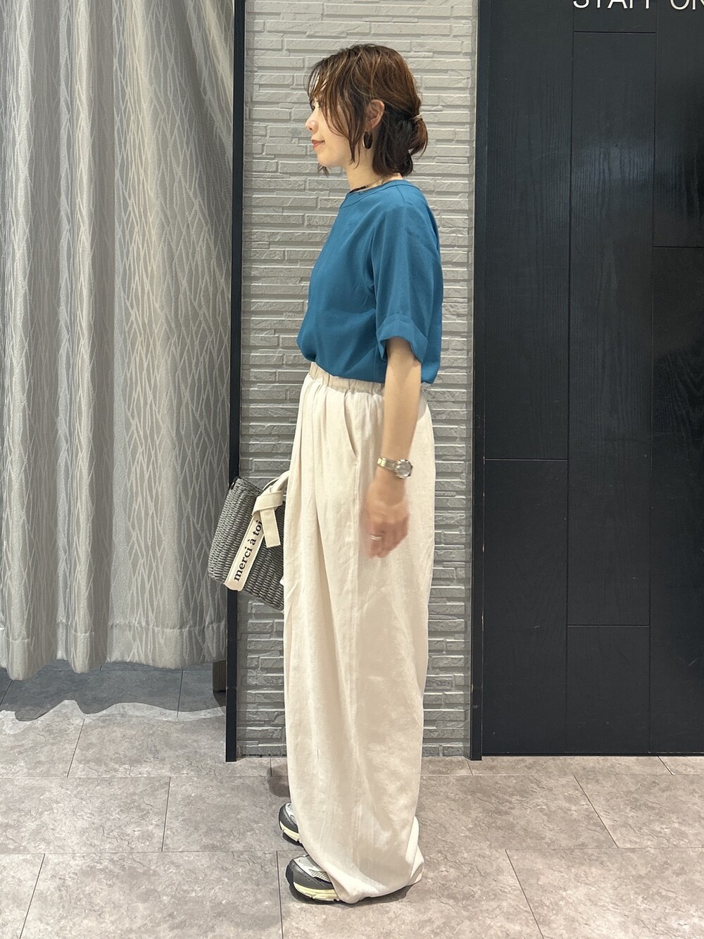 ブルー系のシャツ/ブラウス、ホワイト系のその他パンツ、グレー系のハンドバッグを着用したレディースの夏コーディネートの3枚目の写真
