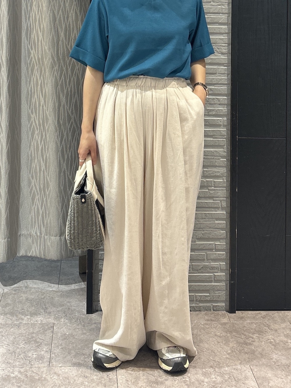 ブルー系のシャツ/ブラウス、ホワイト系のその他パンツ、グレー系のハンドバッグを着用したレディースの夏コーディネートの6枚目の写真