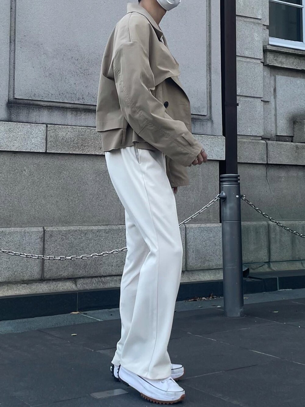 ベージュ系のブルゾン、ホワイト系のその他パンツ、ホワイト系のスニーカーを着用したメンズの春コーディネートの2枚目の写真