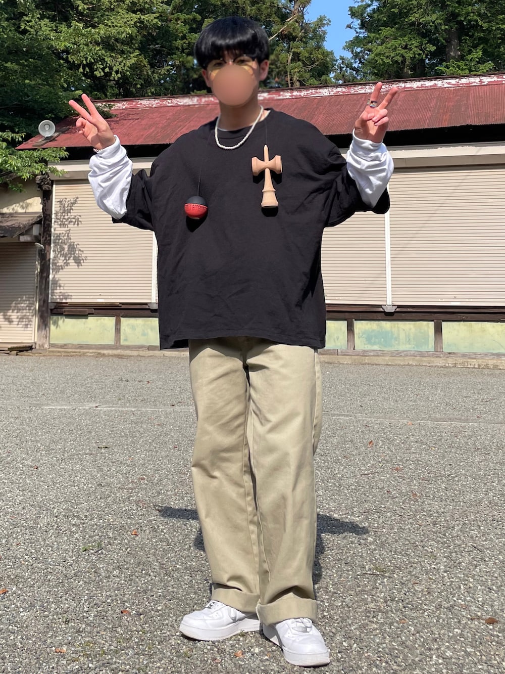 ブラック系のTシャツ/カットソー、ホワイト系のTシャツ/カットソー、ベージュ系のチノパンツを着用したメンズの春コーディネートの2枚目の写真