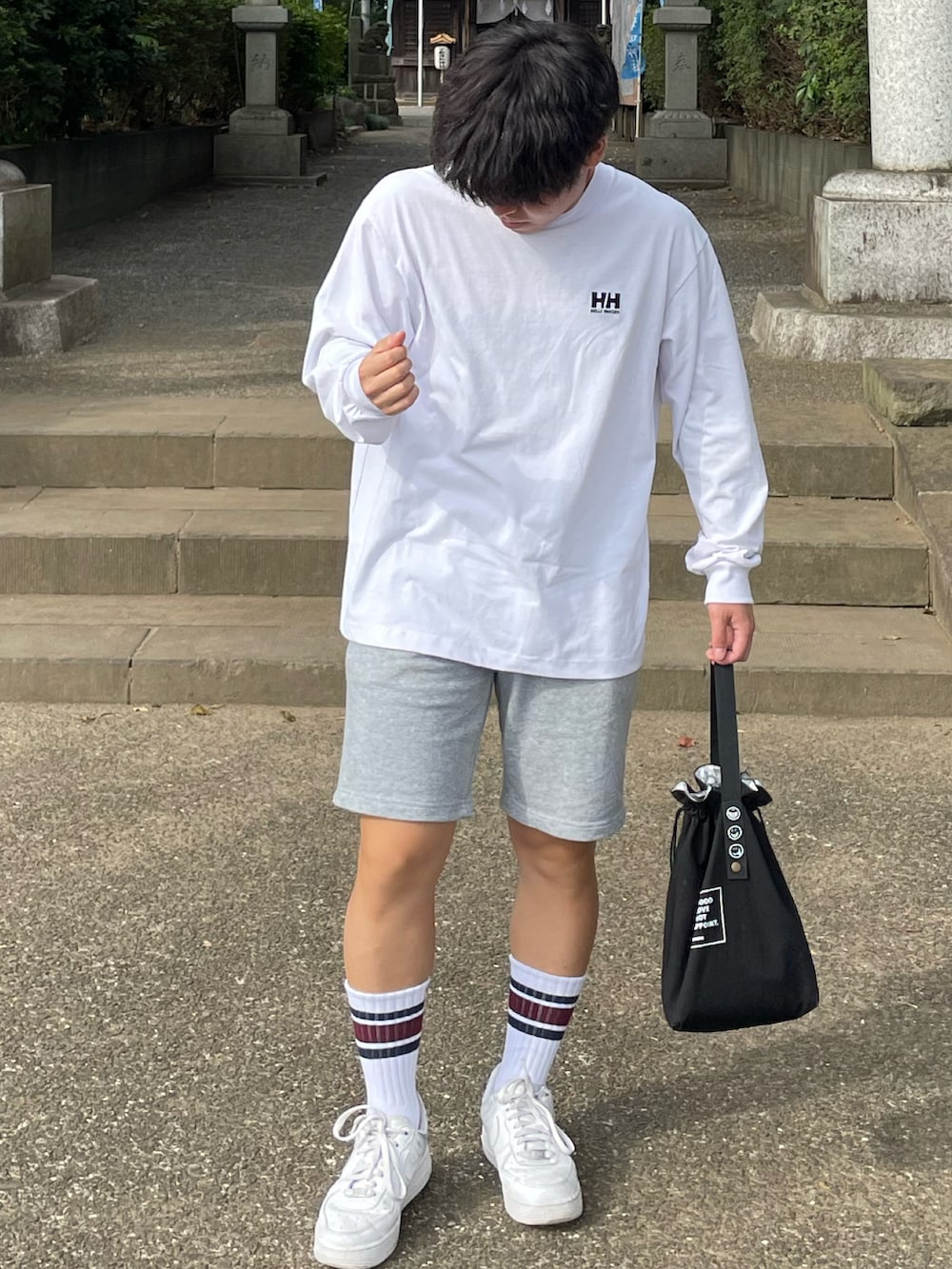 ホワイト系のTシャツ/カットソー、グレー系のその他パンツ、ホワイト系のスニーカーを着用したメンズの秋コーディネートの2枚目の写真