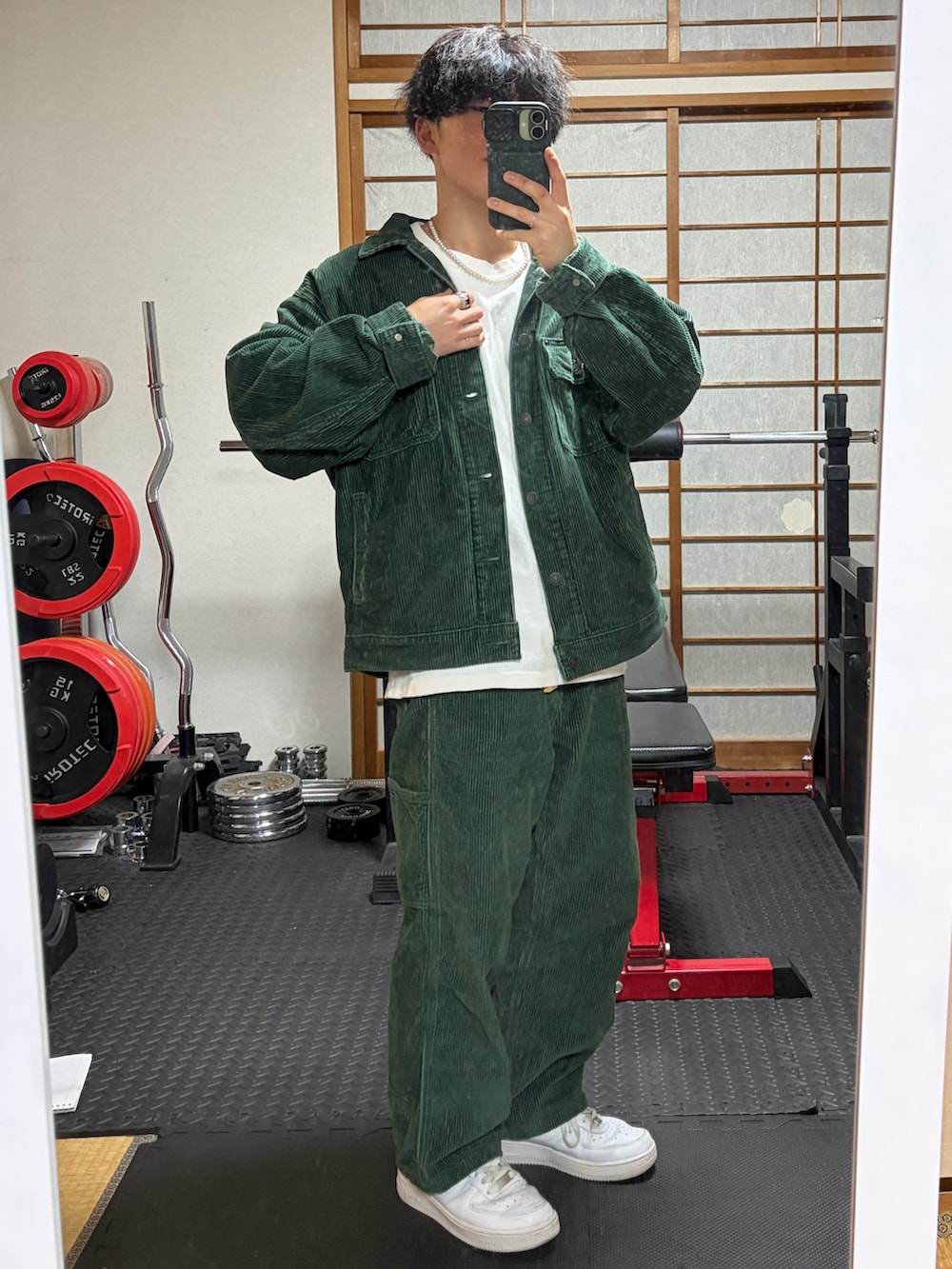 グリーン系のデニムジャケット、ホワイト系のTシャツ/カットソー、グリーン系のその他パンツを着用したメンズの秋コーディネートの2枚目の写真