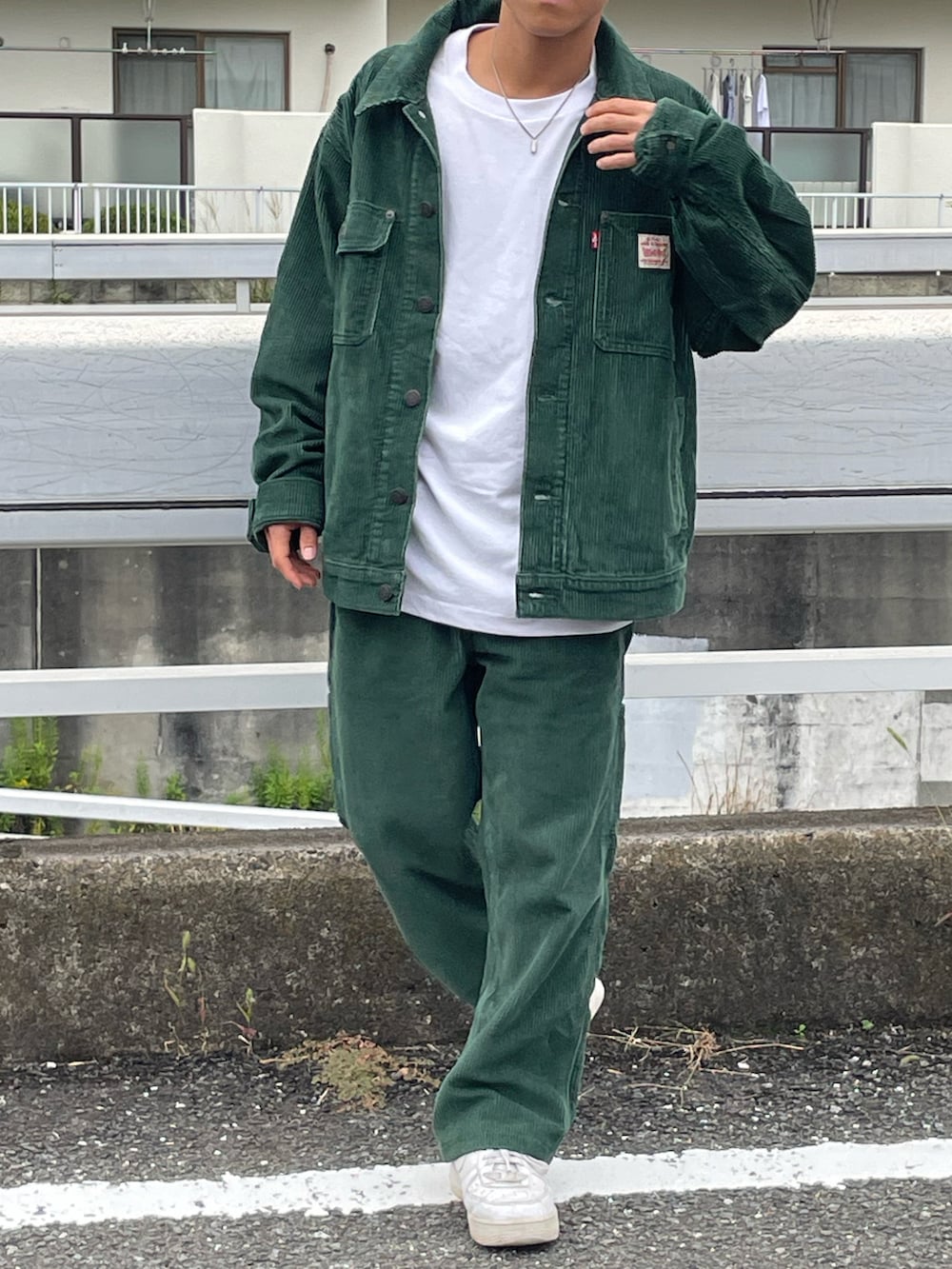 グリーン系のデニムジャケット、グリーン系のその他パンツ、ホワイト系のTシャツ/カットソーを着用したメンズの秋コーディネートの3枚目の写真