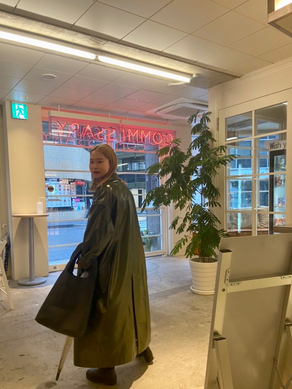 「コート、アキコーデ、秋コーデ、ハイトーン」｜「CITYSHOPのFAUX LEATHER COAT（ステンカラーコート、グリーン系）」を使った、sihoさん（レディース・155cm）の秋コーディネートの2枚目の写真