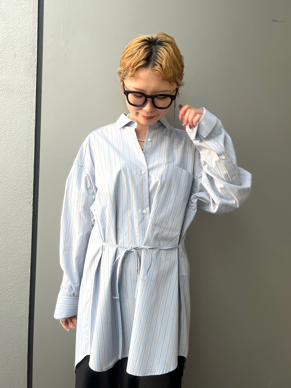 ブラック系のパンツ、ブルー系のシャツ/ブラウスを着用したレディースの冬コーディネートの4枚目の写真