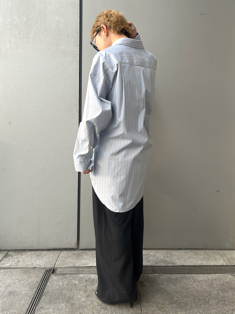 ブラック系のパンツ、ブルー系のシャツ/ブラウスを着用したレディースの冬コーディネートの2枚目の写真