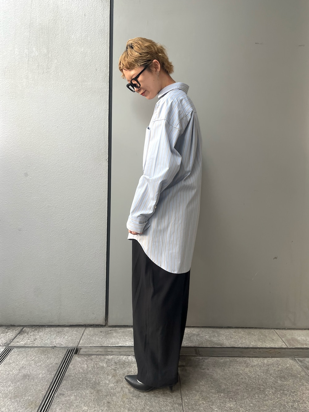 ブラック系のパンツ、ブルー系のシャツ/ブラウスを着用したレディースの冬コーディネートの3枚目の写真