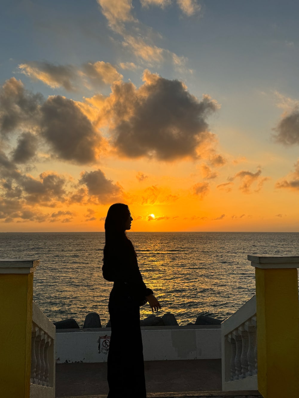 ブラック系のスニーカー、ブラック系のスラックス、ブラック系のシャツ/ブラウスを着用したレディースの冬コーディネートの2枚目の写真