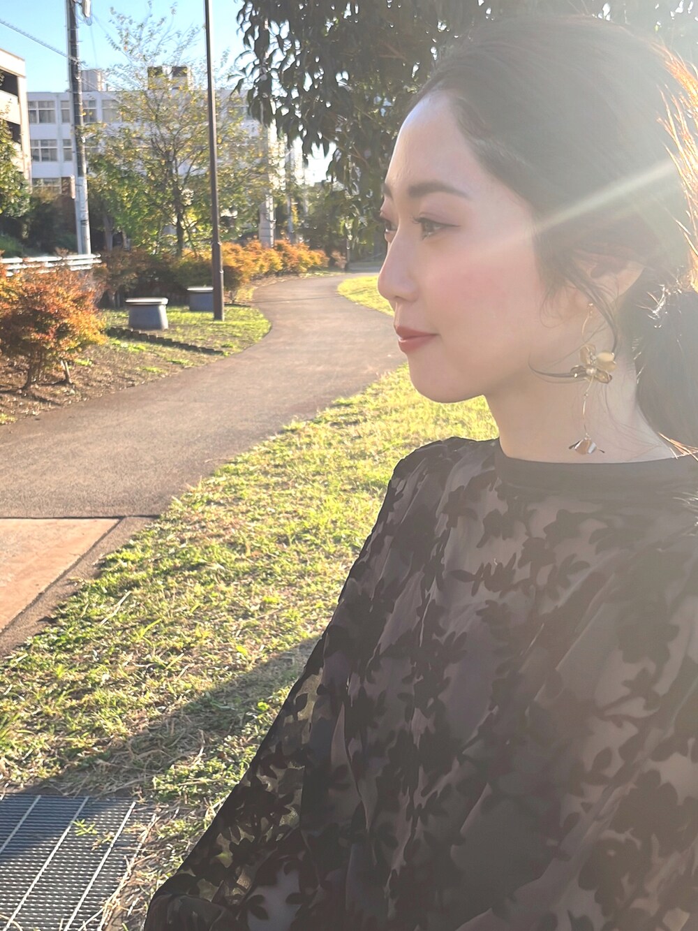 ブラック系のブーツ、ブラック系のワンピースを着用したレディースの秋コーディネートの3枚目の写真