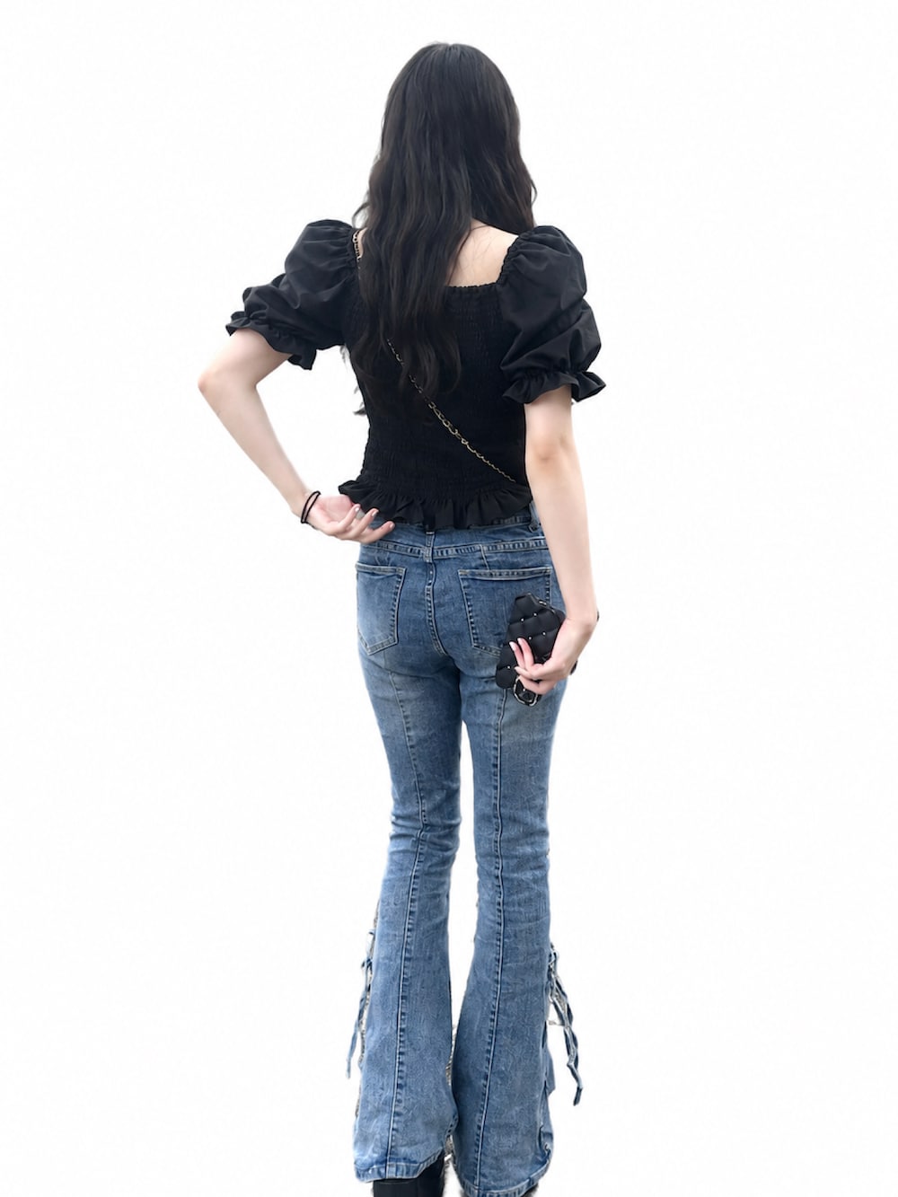 ブルー系のデニムパンツ、ブラック系のシャツ/ブラウス、ブラック系のショルダーバッグを着用したレディースの秋コーディネートの2枚目の写真