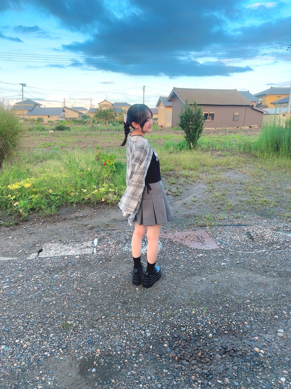 グレー系のスカート、グレー系のシャツ/ブラウス、ブラック系のTシャツ/カットソーを着用したキッズの冬コーディネートの3枚目の写真