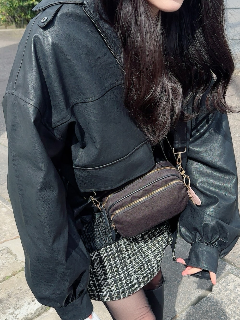 ブラック系のブルゾン、ブラック系のスカートを着用したレディースの春コーディネートの2枚目の写真