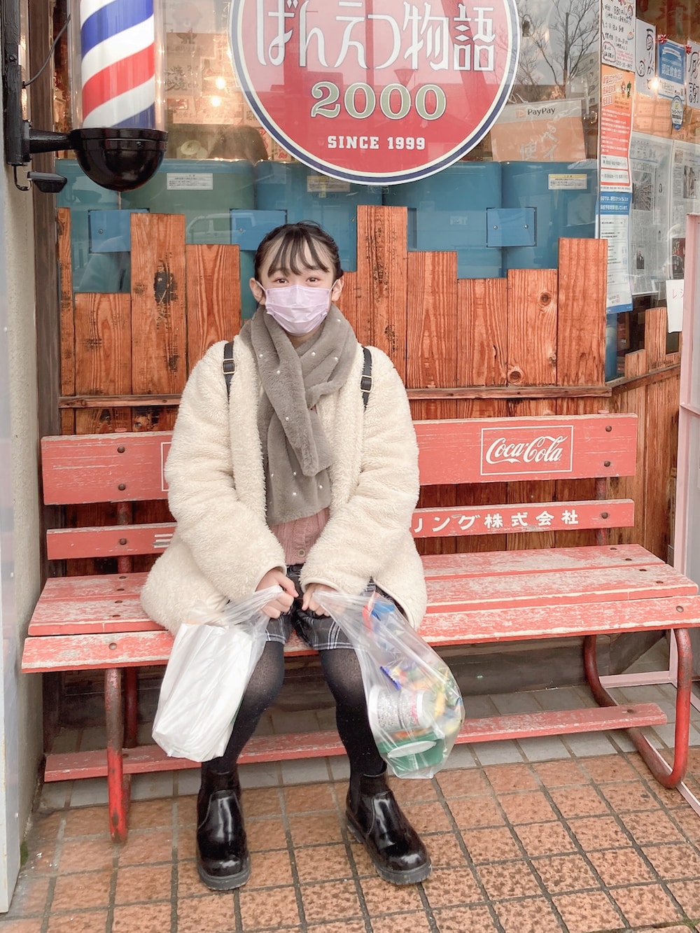 ホワイト系のベスト、ベージュ系のチノパンツ、ホワイト系のサンダルを着用したキッズの春コーディネートの3枚目の写真