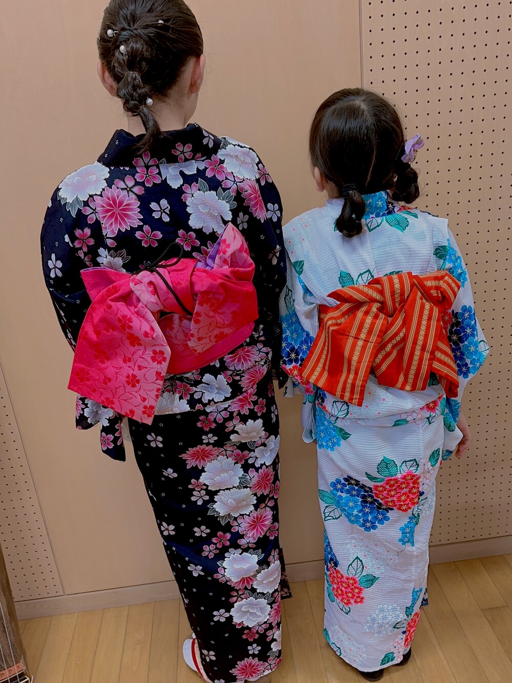 ブルー系のその他ヘアアクセサリー、ホワイト系のヘアピンを着用したキッズの夏コーディネートの2枚目の写真