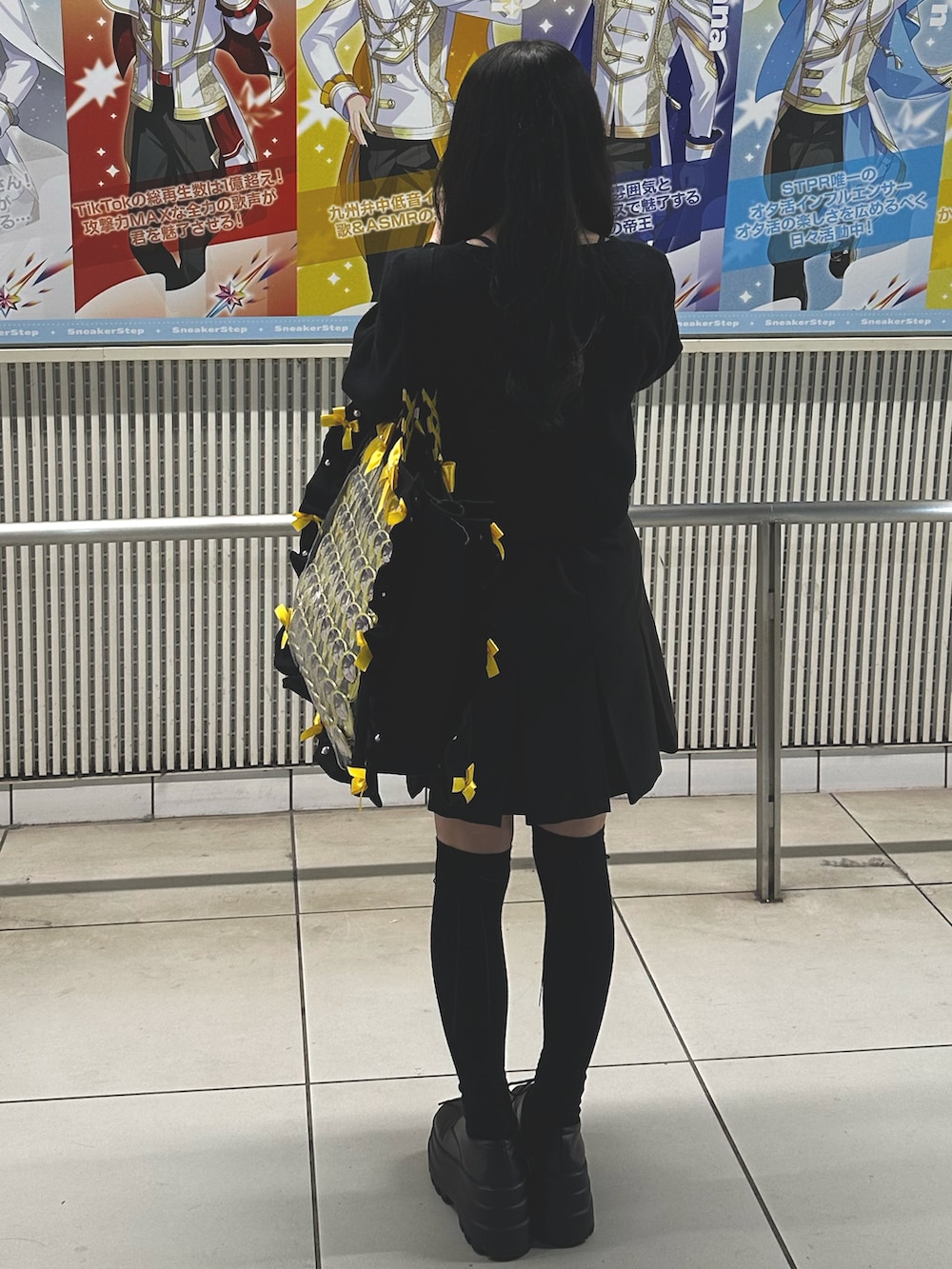 ブラック系のスカート、ブラック系のスニーカー、ブラック系のアンサンブルを着用したレディースの春コーディネートの2枚目の写真