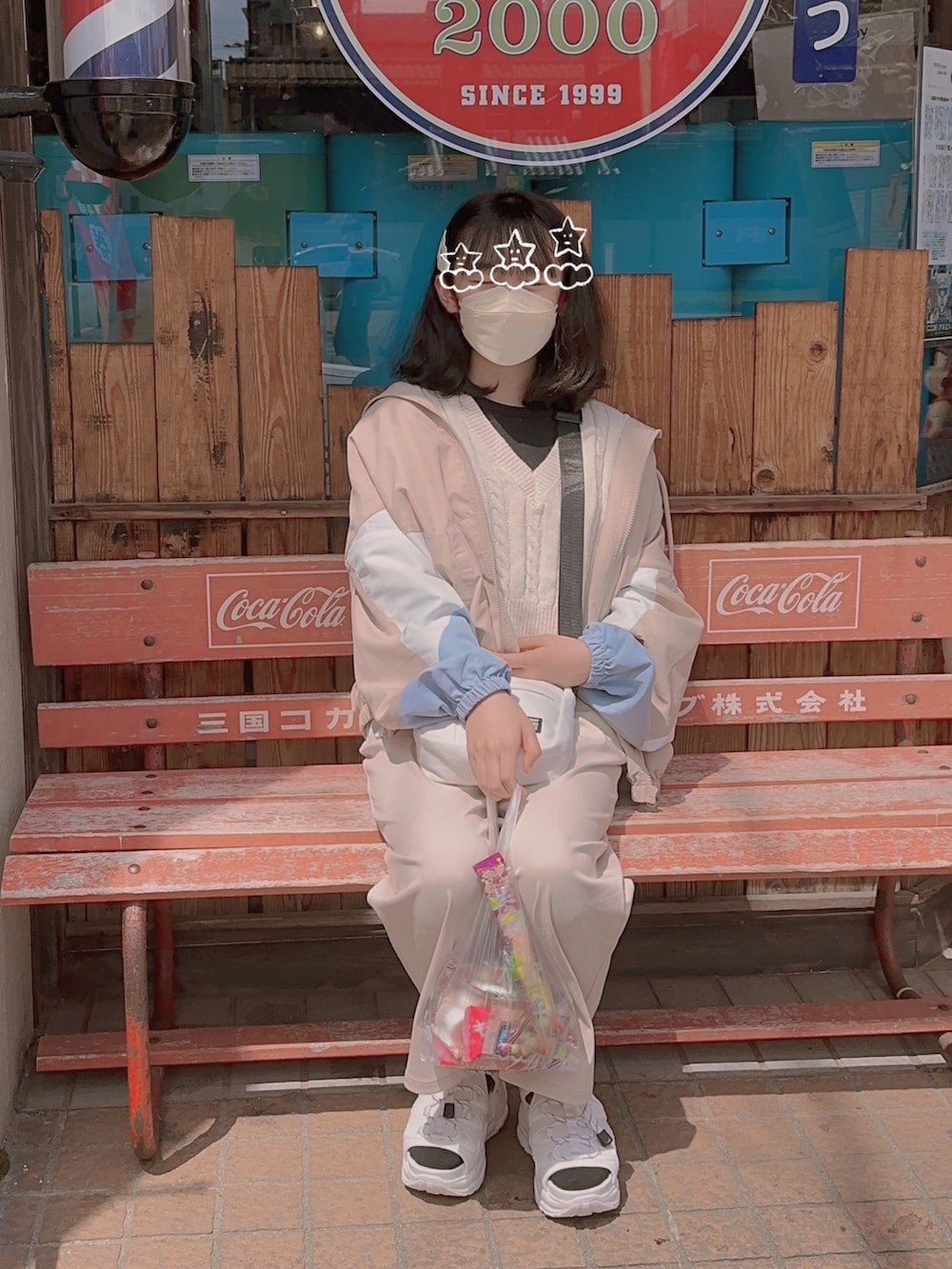 ホワイト系のベスト、ベージュ系のチノパンツ、ホワイト系のサンダルを着用したキッズの春コーディネートの2枚目の写真