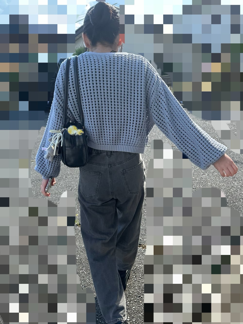 ブルー系のカーディガン/ボレロ、グレー系のデニムパンツを着用したレディースの春コーディネートの2枚目の写真
