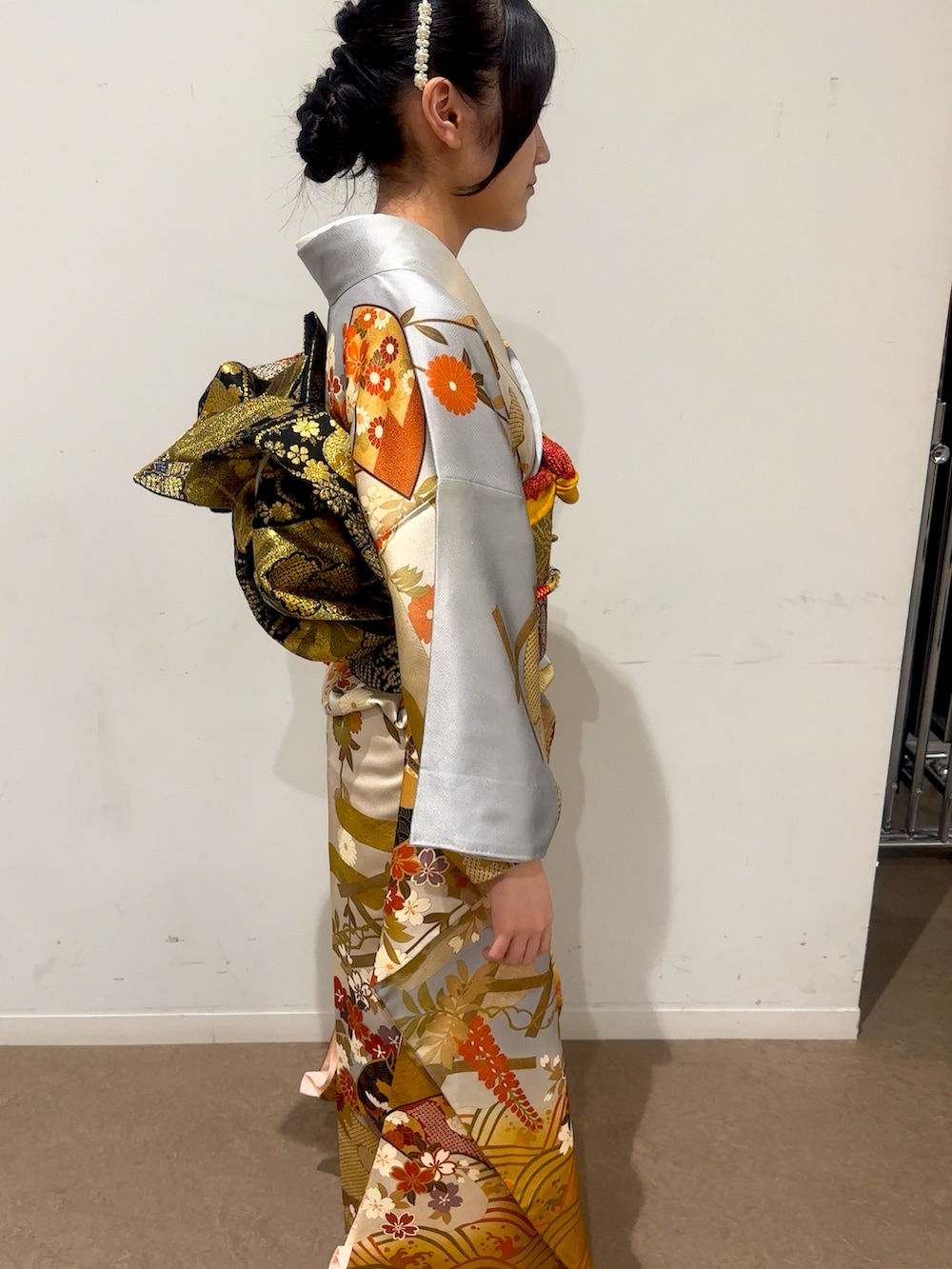 ゴールド系の和装小物、その他の着物、ホワイト系のヘアピンを着用したキッズの冬コーディネートの2枚目の写真