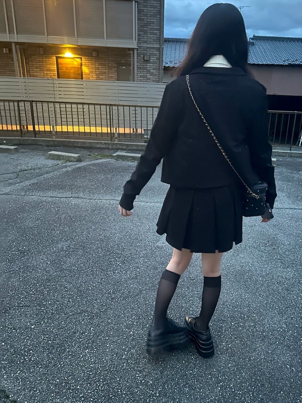 ホワイト系のシャツ/ブラウス、ブラック系のカーディガン/ボレロ、ブラック系のショルダーバッグを着用したレディースの秋コーディネートの2枚目の写真