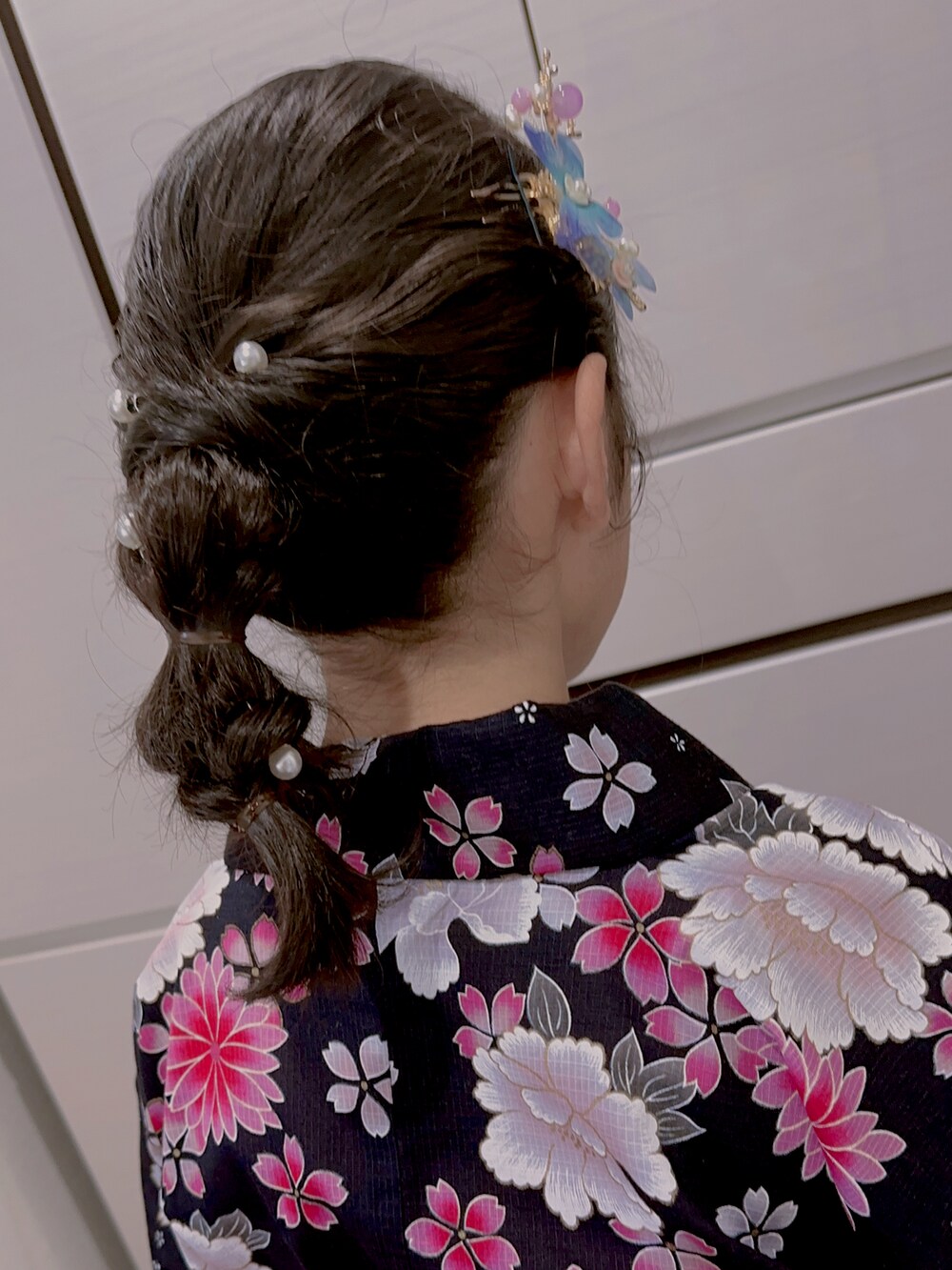 ブルー系のその他ヘアアクセサリー、ホワイト系のヘアピンを着用したキッズの夏コーディネートの3枚目の写真