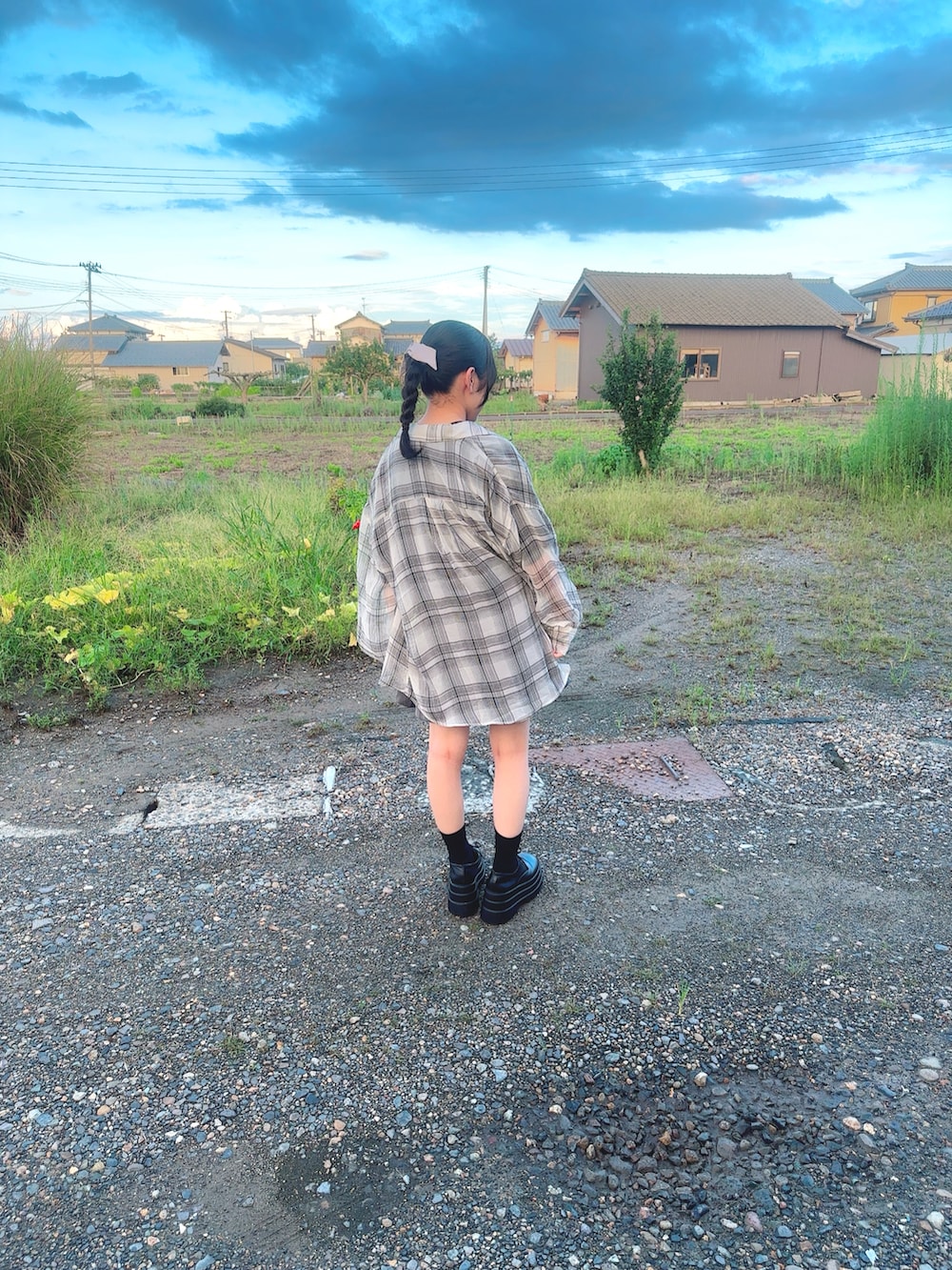 グレー系のスカート、グレー系のシャツ/ブラウス、ブラック系のTシャツ/カットソーを着用したキッズの冬コーディネートの2枚目の写真