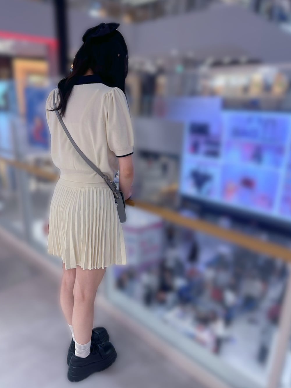 グレー系のショルダーバッグ、ホワイト系のセットアップ、ブラック系のバレッタ/ヘアクリップを着用したレディースの夏コーディネートの2枚目の写真