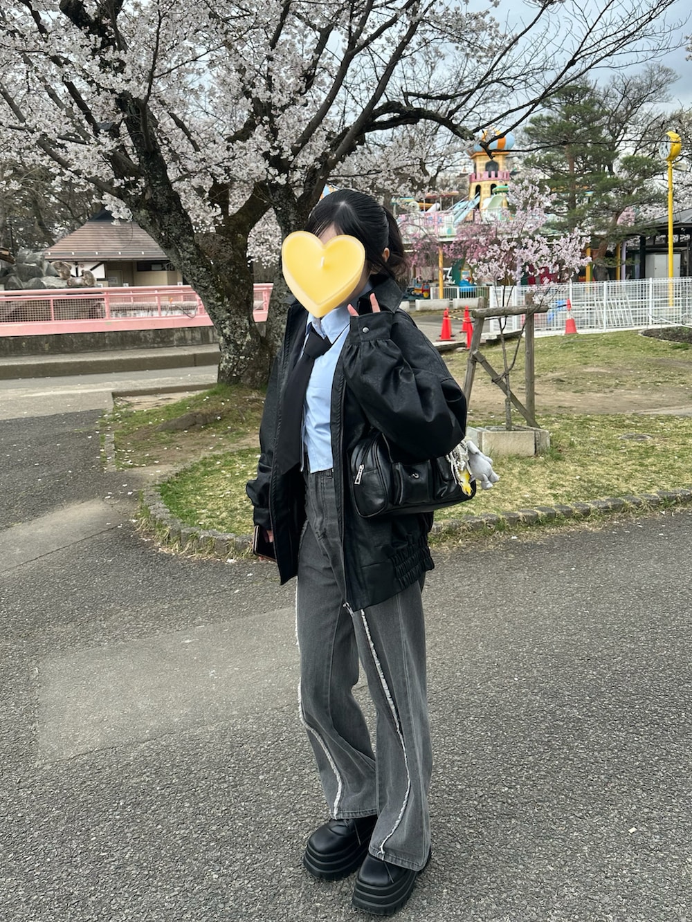 ブラック系のブルゾン、ブルー系のシャツ/ブラウス、グレー系のデニムパンツを着用したレディースの春コーディネートの3枚目の写真