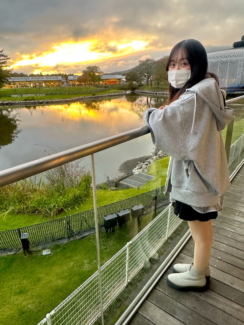 ブラック系のスカート、グレー系のパーカー、グレー系のブーツを着用したキッズの冬コーディネートの2枚目の写真