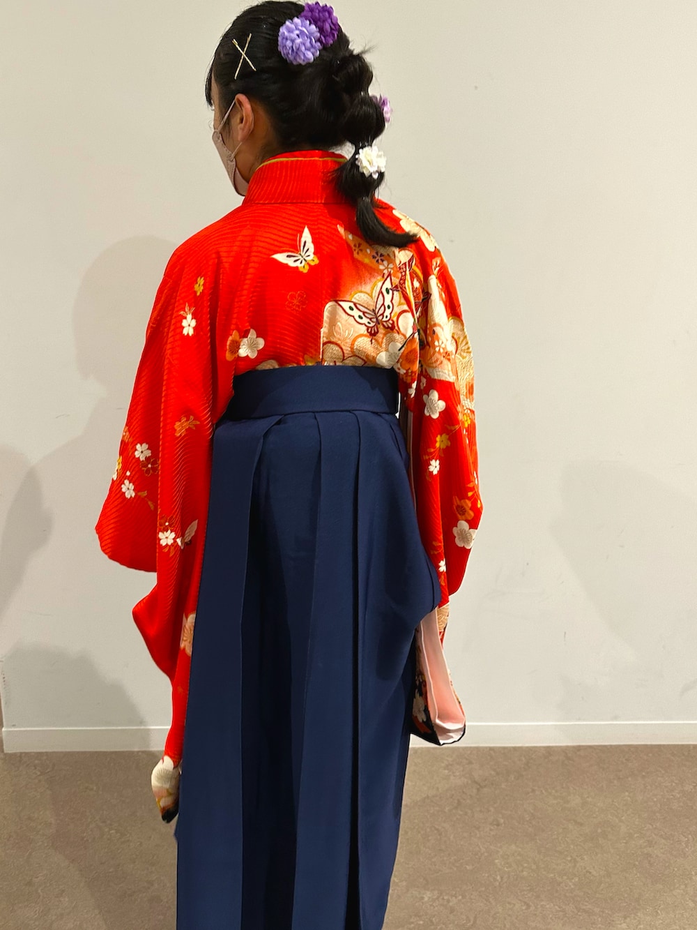 レッド系のその他、ブルー系のその他を着用したキッズの冬コーディネートの2枚目の写真