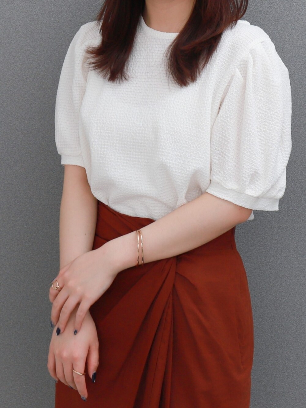 ホワイト系のTシャツ/カットソーを着用したレディースの夏コーディネートの2枚目の写真