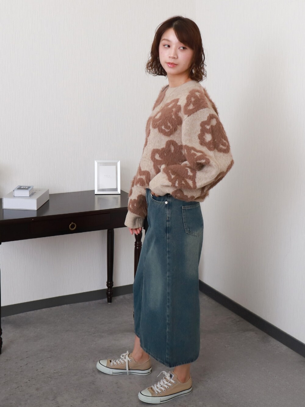 ベージュ系のニット/セーターを着用したレディースの秋コーディネートの2枚目の写真