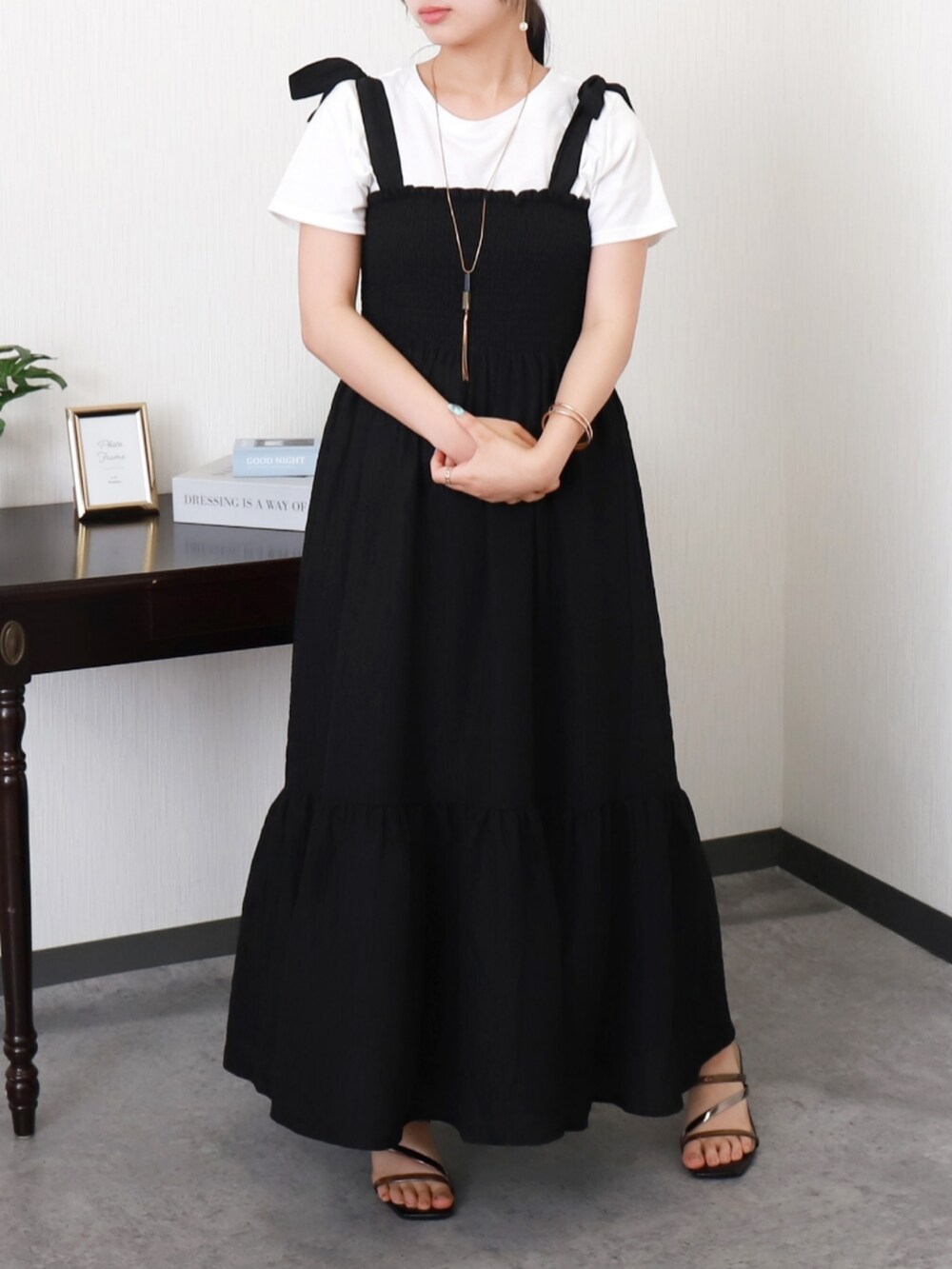 ブラック系のワンピース、ブラウン系のワンピースを着用したレディースの夏コーディネートの2枚目の写真