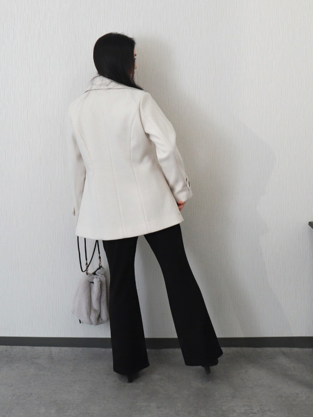 ホワイト系のピーコート、ブルー系のシャツ/ブラウスを着用したレディースの秋コーディネートの3枚目の写真