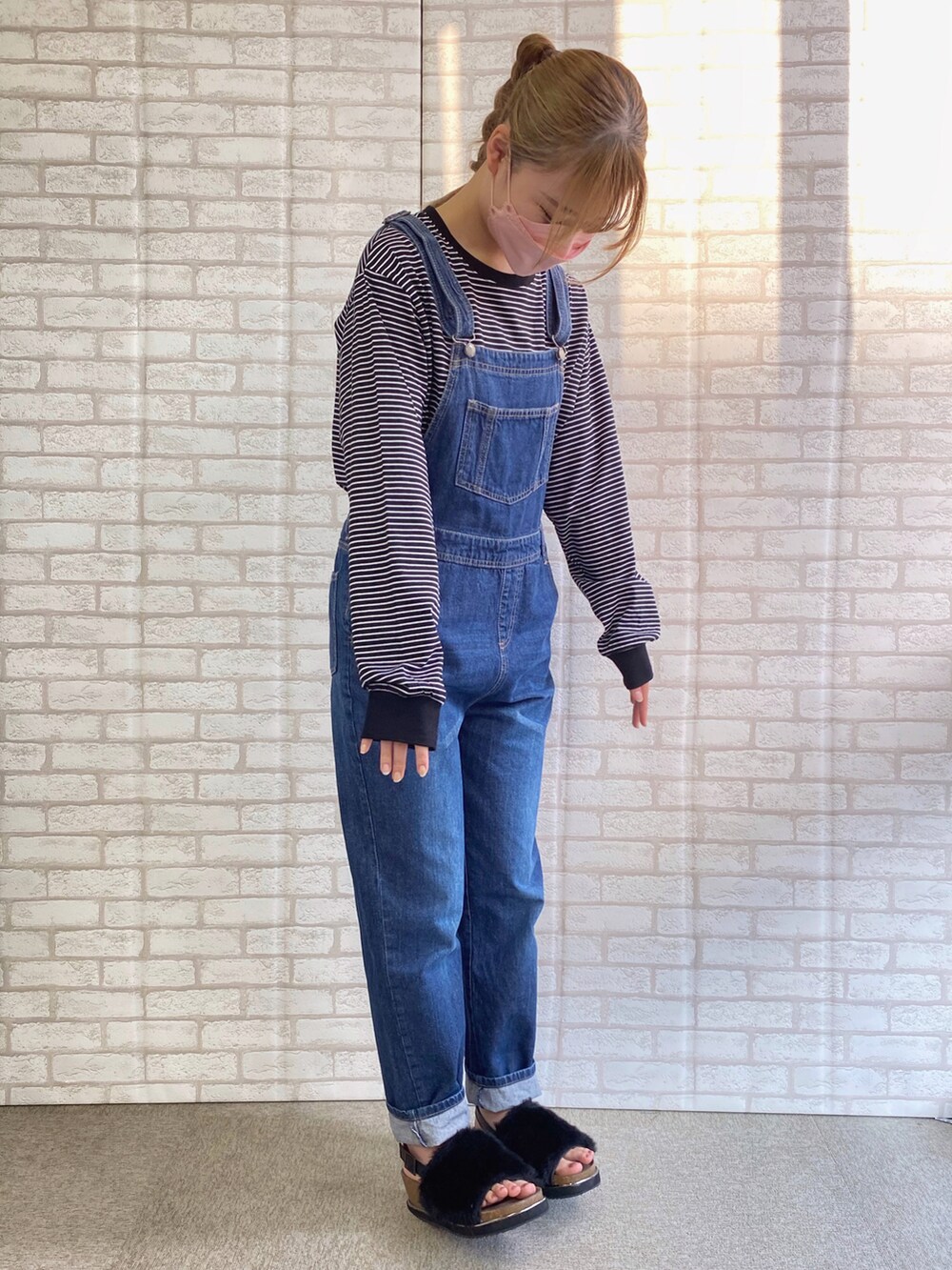 「厚底シューズ、カジュアルコーデ、オーバーオールコーデ、ロンT、ロンTコーデ、オーバーオール、ファーサンダル、ラフコーデ、秋コーデ、初秋コーデ」｜「libelle moreの天竺ボーダープルオーバー（Tシャツ/カットソー、ブラック系）」を使った、libelle more staffさん（レディース・157cm）の秋コーディネートの3枚目の写真
