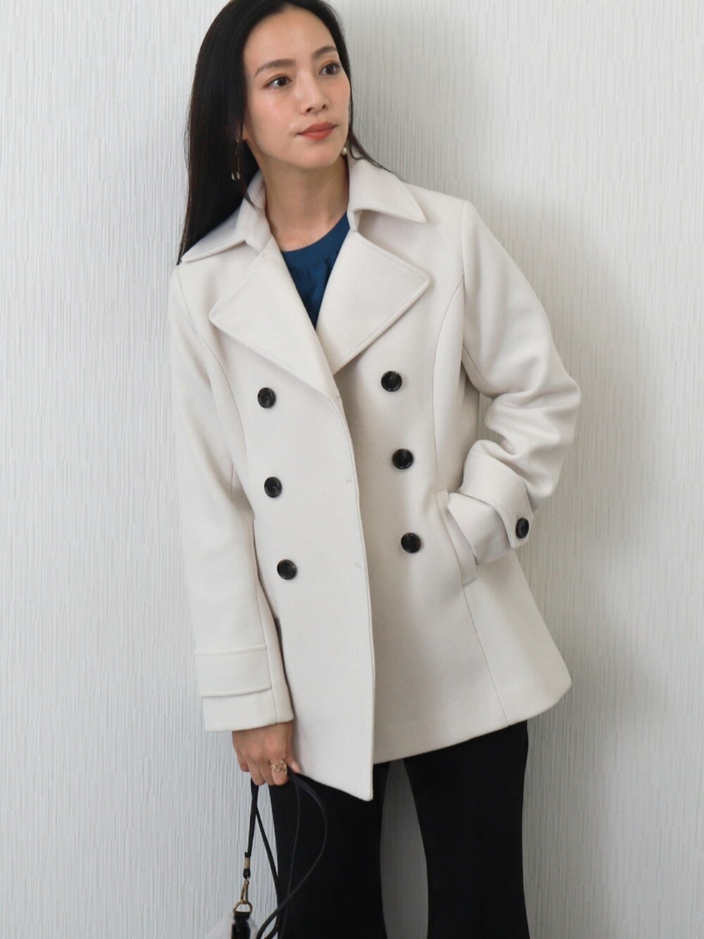 ホワイト系のピーコート、ブルー系のシャツ/ブラウスを着用したレディースの秋コーディネートの4枚目の写真