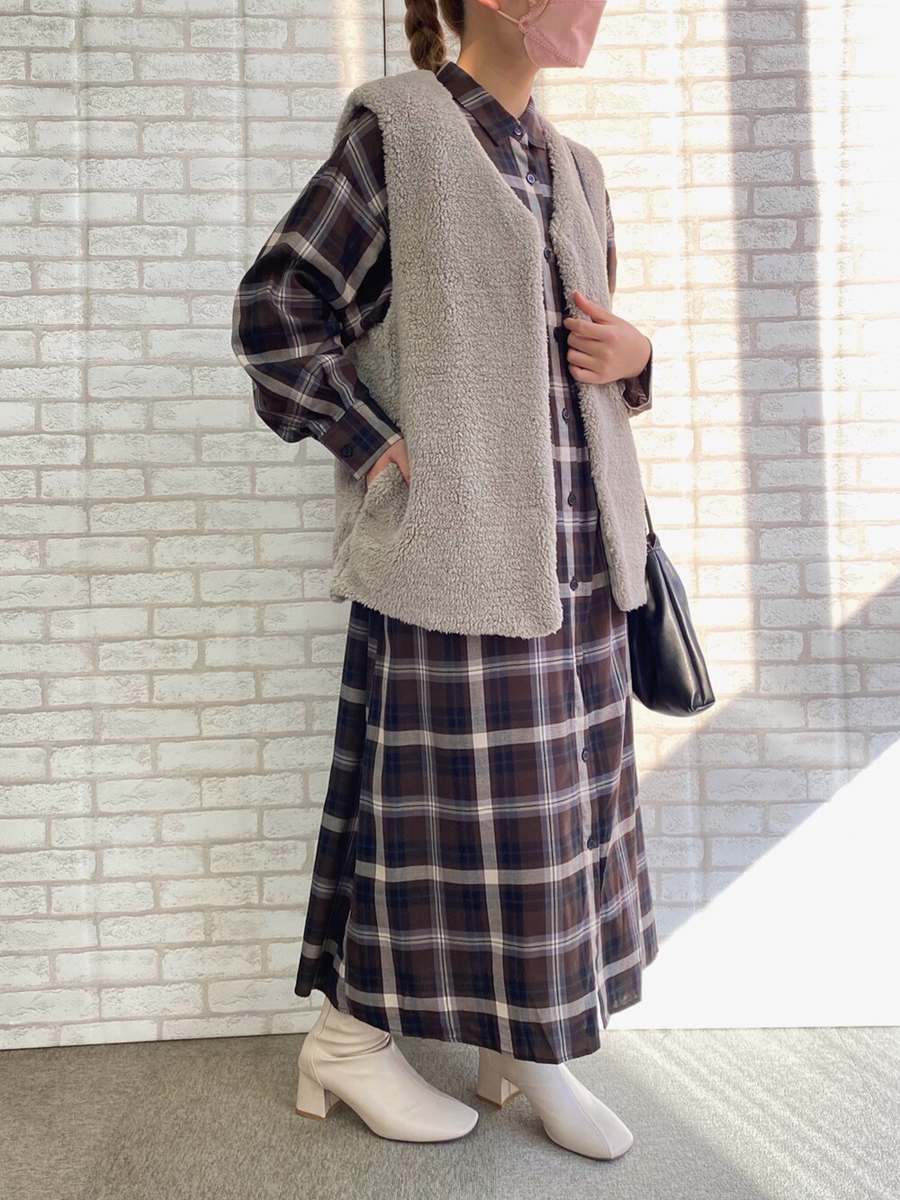 「秋服準備はじめました、秋コーデ、初秋コーデ、シャツワンピース、ベストコーデ、ボア、ボアベスト、キレイめコーデ、ワンピーススタイル」｜「LEPSIMのアイテム（シャツワンピース、ブラウン系）」を使った、libelle more staffさん（レディース・157cm）の秋コーディネートの2枚目の写真