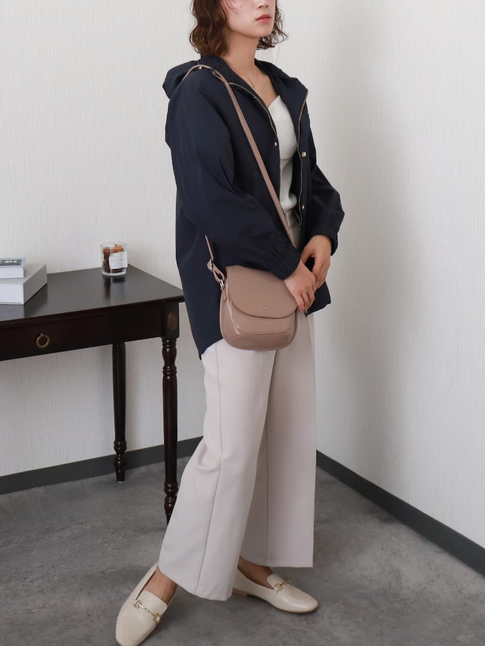 ブルー系のマウンテンパーカーを着用したレディースの秋コーディネートの2枚目の写真