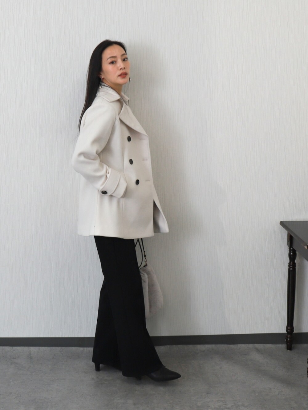 ホワイト系のピーコート、ブルー系のシャツ/ブラウスを着用したレディースの秋コーディネートの2枚目の写真