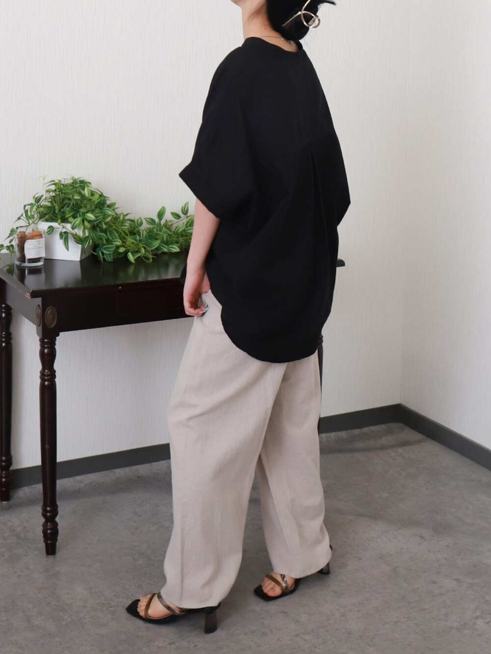 ブラック系のシャツ/ブラウス、その他のその他を着用したレディースの夏コーディネートの2枚目の写真