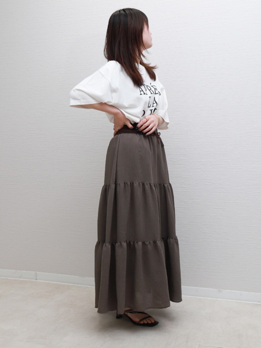 ブラウン系のスカートを着用したレディースの夏コーディネートの2枚目の写真