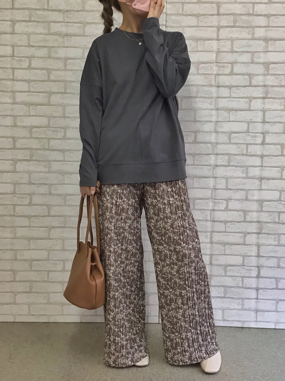 グレー系のTシャツ/カットソーを着用したレディースの秋コーディネートの2枚目の写真