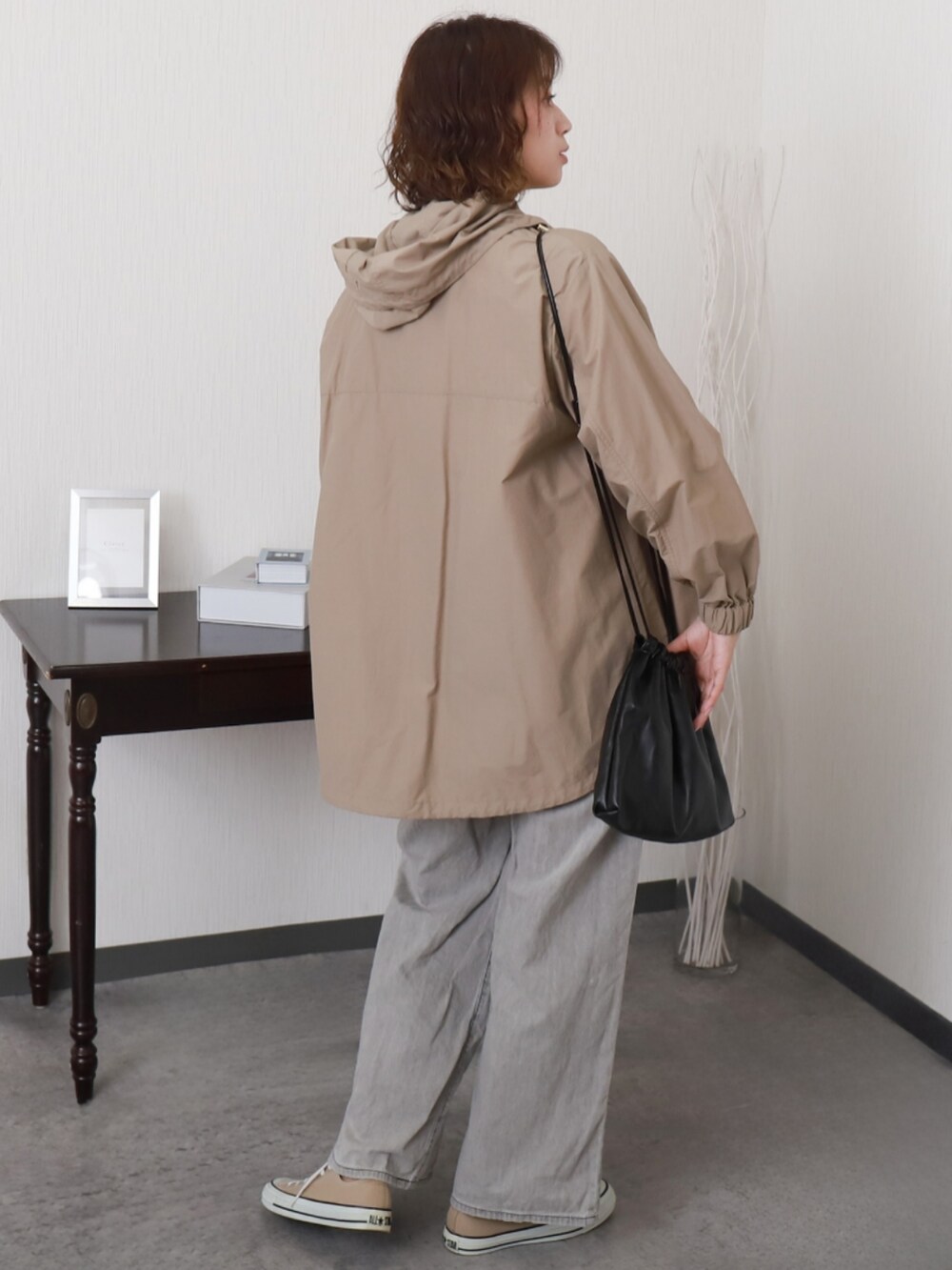 ブラウン系のマウンテンパーカーを着用したレディースの秋コーディネートの2枚目の写真