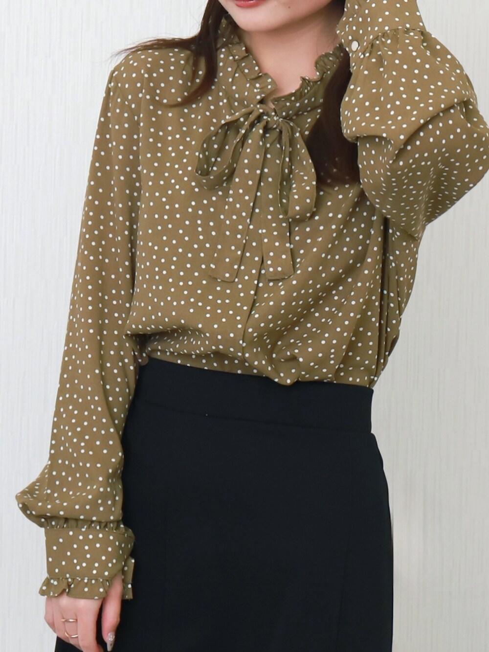 ブラック系のライダースジャケット、グリーン系のシャツ/ブラウスを着用したレディースの秋コーディネートの4枚目の写真