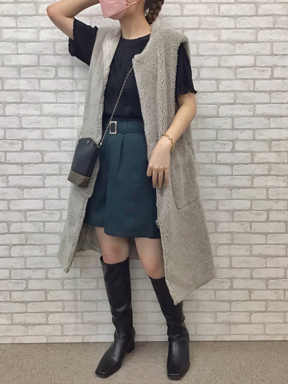 ベージュ系のベスト、グリーン系のセットアップを着用したレディースの夏コーディネートの2枚目の写真