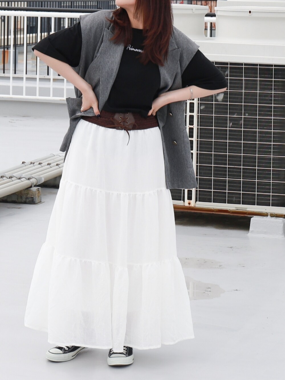ホワイト系のスカート、ブラック系のTシャツ/カットソーを着用したレディースの夏コーディネートの2枚目の写真