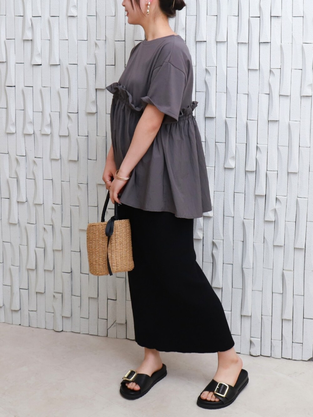 グレー系のTシャツ/カットソーを着用したレディースの夏コーディネートの2枚目の写真
