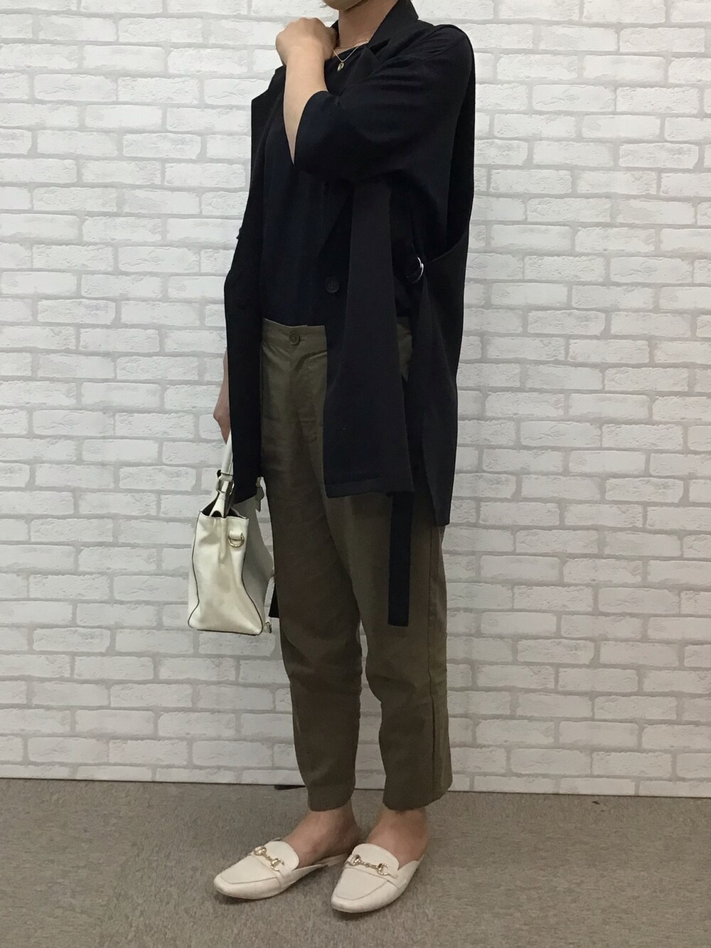 「カジュアル、パンツコーデ、きれいめカジュアル、夏、ベストコーデ」|「libelle moreの両面ツイル サイドベルトベスト(ベスト、ブラック系)」を使った、libelle more staffさん(レディース・157cm)の夏コーディネートの2枚目の写真