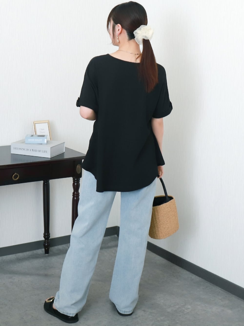 ブラック系のTシャツ/カットソーを着用したレディースの夏コーディネートの2枚目の写真