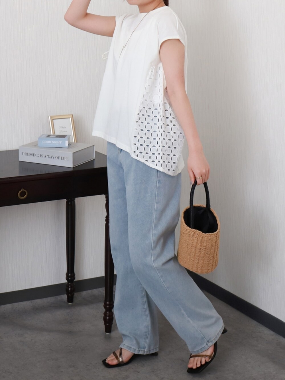 ホワイト系のTシャツ/カットソーを着用したレディースの夏コーディネートの2枚目の写真